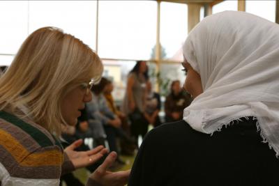 Frauen unterschiedlicher Herkunft im Gespräch bei der Frauenkonferenz Uckermark