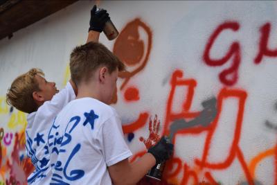 Kinder beim Grafitti Sprayen