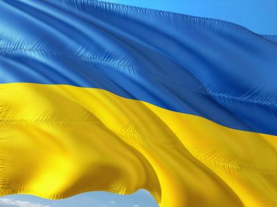 eine wehende Fahne der Ukraine