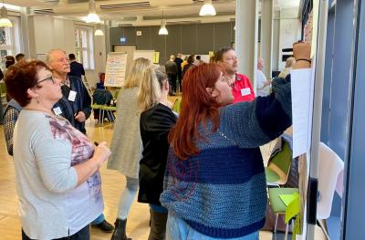 Menschen bei einem Workshop an einem Flipchart