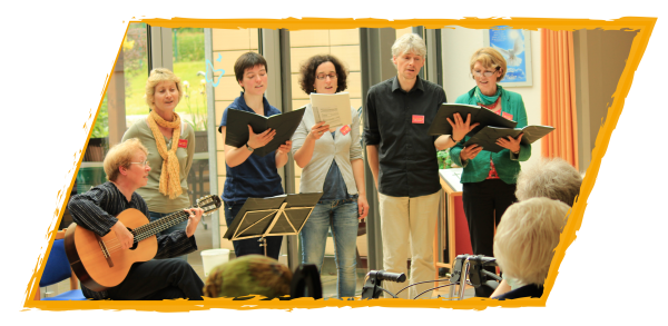 Bild von Freiwilligen in Aktion beim Singen für Senior:innen