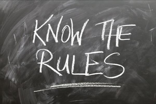 Tafel mit Kreideschrift: Know the rules